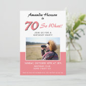Moderne 70e verjaardag Roze fotouitnodiging (Staand voorkant)