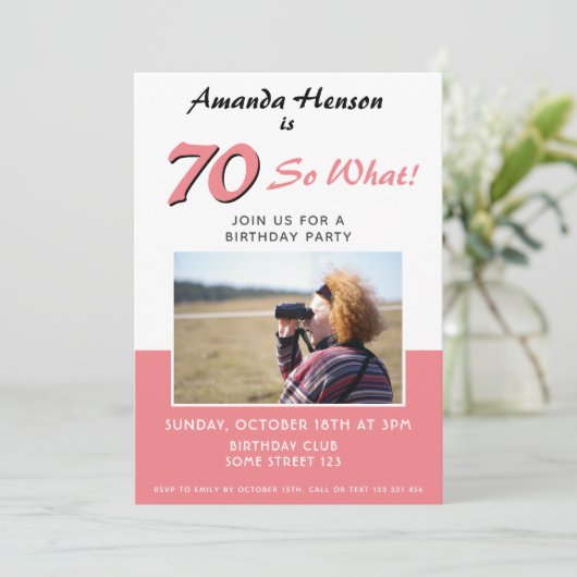 Moderne 70e verjaardag Roze fotouitnodiging (Staand voorkant)