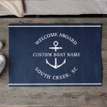 Moderne aangepaste boat Name Welcome Aboard Anchor Deurmat<br><div class="desc">Nautical boating doormat in marine blue reading "Welkom aan boord",  evenals de naam en locatie van uw aangepaste boot.</div>