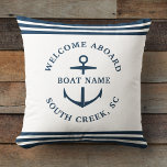 Moderne aangepaste boat Name Welcome Aboard Anchor Kussen<br><div class="desc">Moderne minimalistische aangepaste bootnaam gooi kussen in stoffig blauw met nautische strepen en anker lezen WELKOM AAN BOORD evenals de naam van jachthaven,  dok,  jachtclub of stad.</div>