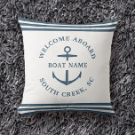 Moderne aangepaste bootnaam Welkom aan boord Anker Kussen<br><div class="desc">Moderne minimalistische aangepaste bootnaam gooi kussen in stoffig blauw met nautische strepen en anker lezen WELKOM AAN BOORD evenals de naam van jachthaven,  dok,  jachtclub of stad.</div>