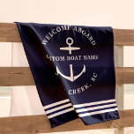 Moderne aangepaste botnaam Welkom op Nautisch vlak Strandlaken<br><div class="desc">Nautical boating strand towel in marine blue reading "Welkom aan boord",  evenals de naam en locatie van uw aangepaste boot.</div>