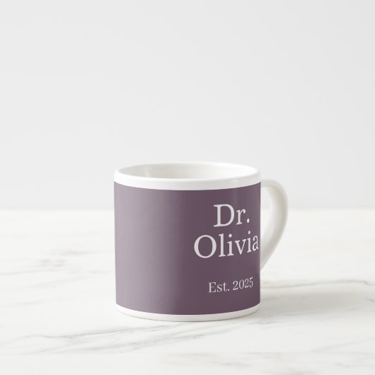 Moderne Aangepaste Doktersnaam Met Datum Violet Espresso Kop (Voorkant rechts)