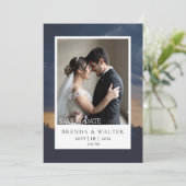 Moderne aangepaste foto elegante script bruiloft  kaart (Staand voorkant)