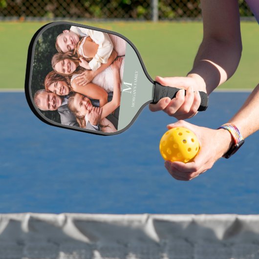 Moderne aangepaste foto Monogram Naam Sage Groen Pickleball Paddle (Insitu)