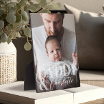 Moderne aangepaste foto papa & Baby naam Keepsake Fotoplaat<br><div class="desc">Mooie moderne en minimale aangepaste foto aandenken voor vaders en nieuwe vaders. Het ontwerp is voorzien van een volledige foto met "DADDY &" weergegeven over de foto in een licht witte dekking overlay en gepersonaliseerd met de naam van uw zoon of dochter. Maak een geweldig cadeau voor Vaderdag of om...</div>