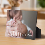 Moderne aangepaste foto papa & Baby naam Keepsake Fotoplaat<br><div class="desc">Mooie moderne en minimale aangepaste foto aandenken voor vaders en nieuwe vaders. Ontwerp voorzien van een volledige foto met "DADDY &" weergegeven over de foto in een licht witte dekking overlay en gepersonaliseerd met de naam van uw zoon of dochter. Maak een geweldig cadeau voor Vaderdag of om een nieuwe...</div>