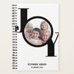 Moderne aangepaste foto zwart 2023-planner planner<br><div class="desc">Deze stijlvolle en moderne 2023 Planner is voorzien van het woord JOY in vetgedrukte zwarte typografie op een witte achtergrond. Gemakkelijk aanpasbaar met uw foto,  jaar,  en naam.</div>