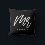 Moderne aangepaste meneer kussen<br><div class="desc">Meneer en mevrouw kussens voor koppels,  aanpasbaar met je eigen naam en je favoriete kleuren.</div>