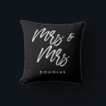 Moderne aangepaste mevrouw en mevrouw lesbisch paa kussen<br><div class="desc">Mrs en Mrs paar kussens,  aanpasbaar met uw eigen naam en uw favoriete kleuren.</div>