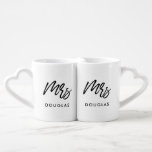Moderne aangepaste mevrouw en mevrouw lesbisch paa loversmokken<br><div class="desc">Mrs. en Mrs.-koppige koffie-mok,  aanpasbaar met uw eigen naam en uw favoriete kleuren.</div>