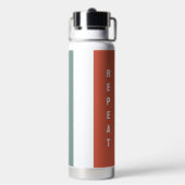 Moderne aangepaste motivatiequote rood, geel, blau waterfles (Achterkant)