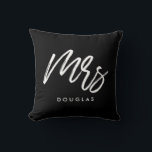 Moderne aangepaste Mrs. Kussen<br><div class="desc">Meneer en mevrouw paar kussens, aanpasbaar met uw eigen naam en uw favoriete kleuren.</div>