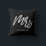 Moderne aangepaste Mrs. Kussen<br><div class="desc">Meneer en mevrouw paar kussens,  aanpasbaar met uw eigen naam en uw favoriete kleuren.</div>