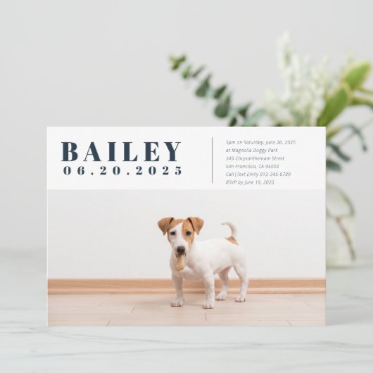 Moderne Aangepaste Puppy Dog Foto Birthday Uitnodi Kaart (Staand voorkant)