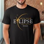 Moderne aangepaste staat 2024 Texas totale zonsver T-shirt<br><div class="desc">Introductie van onze Modern Black & Gold 2024 Texas Total Solar Eclipse Custom T-Shirt, een stijlvol en herdenkingsstuk voor dit zeldzame hemelse evenement. dit shirt legt de elegantie en opwinding van de totale zonsverduistering vast. Met het jaar 2024 gedurfd weergegeven, samen met de locatie van Texas, dient het als een...</div>