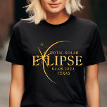 Moderne aangepaste staat Texas totale zonsverduist T-shirt<br><div class="desc">Introductie van onze Modern Black & Gold 2024 Texas Total Solar Eclipse Custom T-Shirt, een stijlvol en herdenkingsstuk voor dit zeldzame hemelse evenement. dit shirt legt de elegantie en opwinding van de totale zonsverduistering vast. Met het jaar 2024 gedurfd weergegeven, samen met de locatie van Texas, dient het als een...</div>