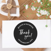 Moderne aangepaste zwarte bedankscript trouwgunst ronde sticker