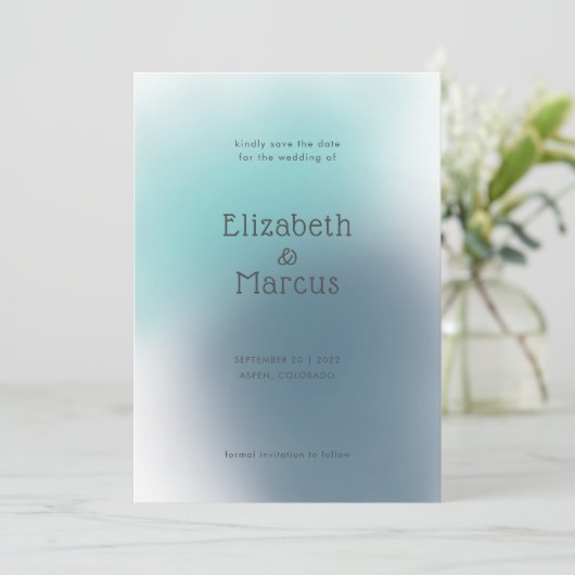 Moderne Abstracte blauwe gradiënt bruiloft Save The Date (Staand voorkant)
