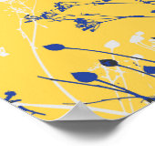 Moderne Abstracte blauwe wilde bloemen op mosterdg Poster (Hoek)