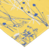 Moderne Abstracte blauwe wilde bloemen op mosterdg Tafelkleed (Gekanteld)