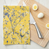 Moderne Abstracte blauwe wilde bloemen op mosterdg Theedoek (Quarter Fold)