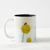 Moderne Abstracte Botanische Gele Billy Button Tweekleurige Koffiemok (Links)