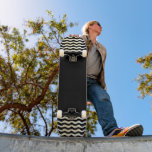 Moderne Abstracte golven op zwart Persoonlijk Skateboard<br><div class="desc">Moderne Abstracte golven op het zwarte skateboard. Dit skateboard komt met abstracte digitale golven aan elke kant. De achtergrond is zwart.</div>