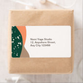 Moderne Abstracte groene Terra Cotta Yoga Studio Etiket (Insitu)