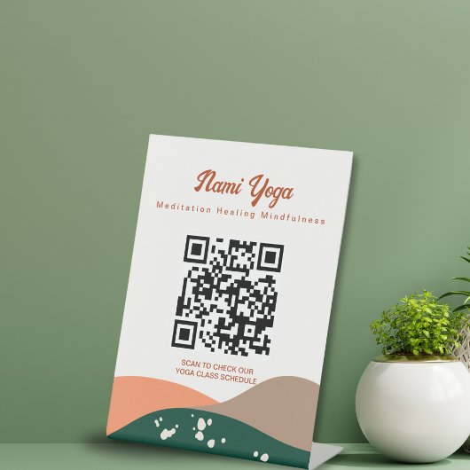 Moderne Abstracte groene Terra Cotta Yoga Studio Reclamebord Met Voetstuk