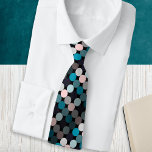 Moderne Abstracte kringen Stropdas<br><div class="desc">Deze elegante stropdas heeft een patroon van cirkels in roze en turquoise tinten,  op een zwarte achtergrond. De lichte en schaduwgradaties geven diepte aan het ontwerp,  dat geschikt is voor zowel dagelijks gebruik als meer formele evenementen.</div>