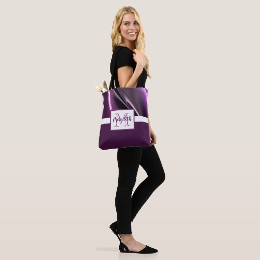 Moderne Abstracte Paarse naam Monogram Tote Bag (Op model)