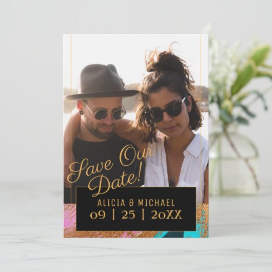 Moderne abstracte schildergouden scriptfotobruilof save the date (Staand voorkant)