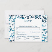Moderne Abstracte terrazzomozaïekblauwe bruiloft R RSVP Kaartje (Voorkant)