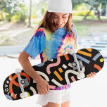 Moderne Abstracte vormen Aangepaste persoonlijke n Persoonlijk Skateboard<br><div class="desc">Het moderne Abstracte Skateboard van de Naam van de Douane Gepersonaliseerde van Vormen kenmerkt uw gepersonaliseerde naam in moderne typografie met kleurrijke abstracte vormen op een zwarte achtergrond. Personaliseer door de tekst in het verstrekte tekstvakje uit te geven. Geef een aangepast geschenk, een gepersonaliseerd skateboard aan je favoriete skateboarder voor...</div>