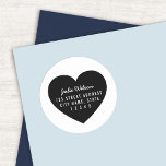 Moderne achtergrond persoonlijk thuisadres ronde sticker<br><div class="desc">Minimalistische Modern Heart Return Address sticker met naam en adres over een hartachtergrond. Nu hoef je je adres nooit meer te schrijven als je brieven verstuurt. Geweldig voor het versturen van brieven en huwelijksuitnodigingen. Personaliseer het door de plaatsaanduidingstekst te vervangen door naam en adres. Klik op de knop "Aanpassen" voor...</div>