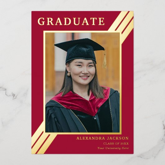Moderne Afstudeerder Foto Bourgogne Red Gold Folie Uitnodiging (Voorkant)