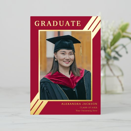 Moderne Afstudeerder Foto Bourgogne Red Gold Folie Uitnodiging (Staand Voorkant)