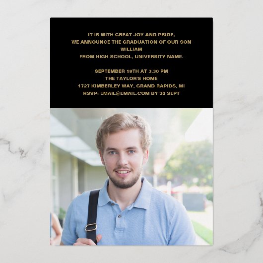 Moderne Afstudeerfeest Foto Zwart En Goud Folie Uitnodiging (Achterkant)