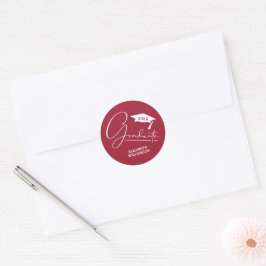 Moderne afstudeerfeest karmozijnrode enveloppe ver ronde sticker