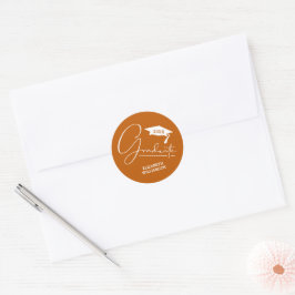 Moderne afstudeerfeest verbrande oranje enveloppe ronde sticker