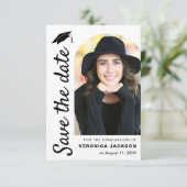Moderne afstudeerfoto met boog save the date (Staand voorkant)