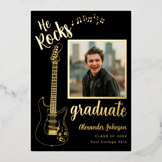 Moderne Afstuderen foto Cool Guitar Zwart en Goud Folie Uitnodiging (Voorkant)