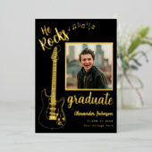 Moderne Afstuderen foto Cool Guitar Zwart en Goud Folie Uitnodiging (Staand Voorkant)