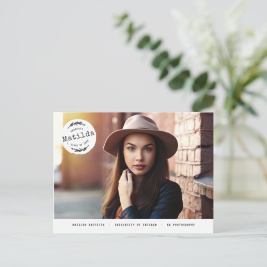 Moderne afstuderen fotoaankondiging + feestuitnodi uitnodiging briefkaart (Staand voorkant)