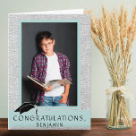 Moderne Afstuderen van felicitaties  Foto Kaart<br><div class="desc">Moderne Rustic feliciteert de Kaart van het Afstuderen met een Afstuderen Naam en een Foto. De kaart van het afstuderen met graduatiemechanisme, tekst Gefeliciteerd, een naam en een foto van de afstuderen tekst aan de voorzijde - personaliseer met jouw naam en uw foto. De achtergrond is een grijze achtergrond. Pas...</div>