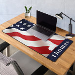 Moderne Amerikaanse vlag - Speciaal patriottisch Bureaumat<br><div class="desc">American Flag Desk Mat - Amerikaanse vlag modern rood wit en blauw ontwerp. Personaliseer met militaire, politie agenten of veteranennaam. Deze gepersonaliseerde militaire bureaumat is perfect voor militaire takken, veteranen, politieafdelingen en wetshandhavers. COPYRIGHT © 2023 Judy Burrows, Black Dog Art - Alle rechten voorbehouden. Moderne Amerikaanse vlag gepersonaliseerde patriottische bureaumat...</div>