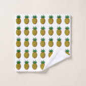 Moderne ananasvruchten op wit bad handdoek (Wasdoekje)