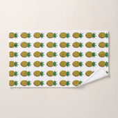 Moderne ananasvruchten op wit bad handdoek (Handdoek)