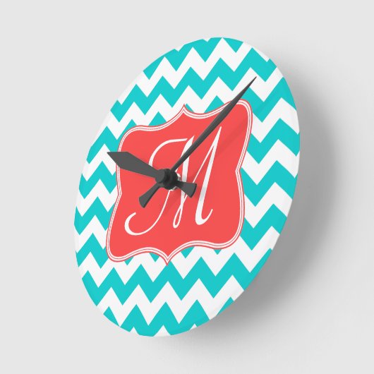 Moderne Aqua Chevron Monogram Initialen wandklok (Hoek)